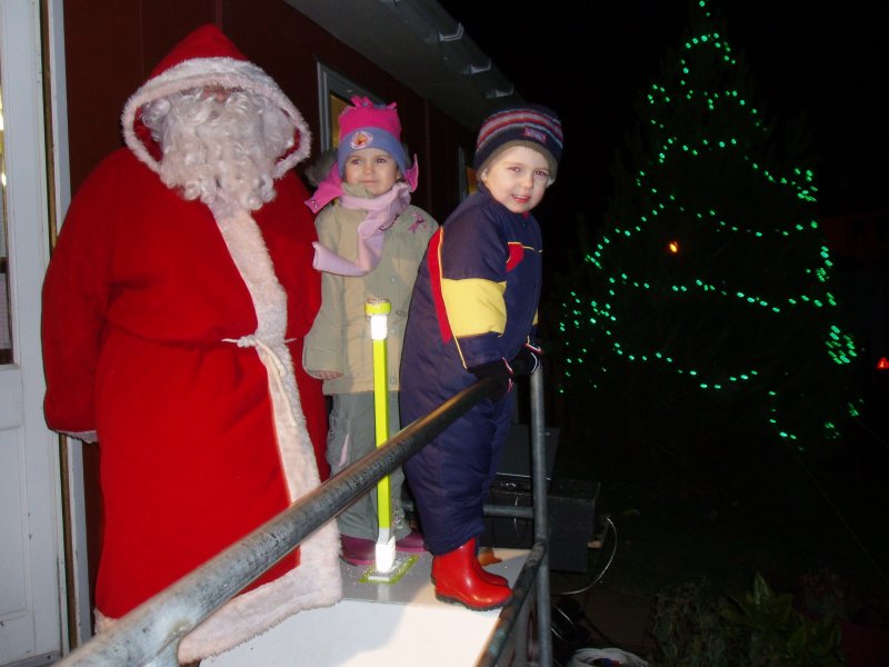 Photo: Caitlan Sutherland and Euan MacGregor Switch On Ormlie Christmas Lights 2005