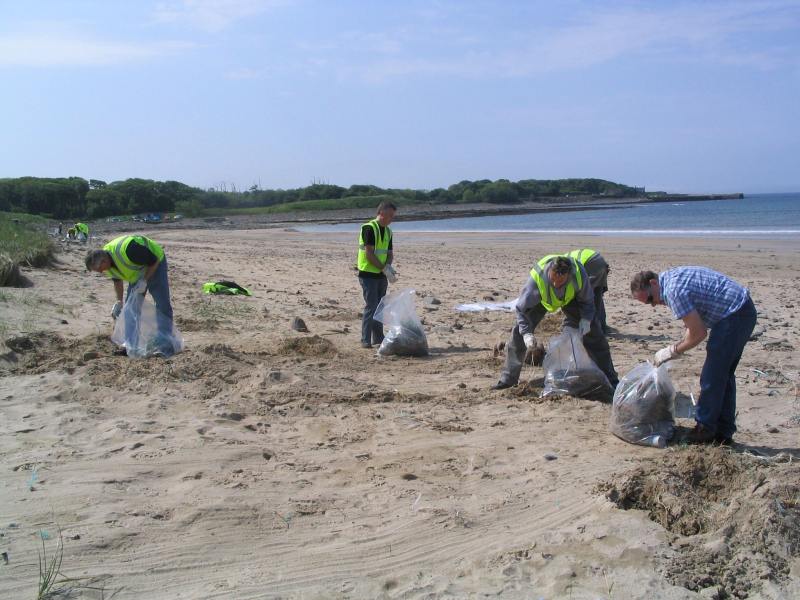 Photo: Dounreay Workers Voluntary Beach Clean At Dunnet