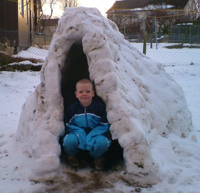Photo: Scott Macalpine Built An Igloo With Help From His sister