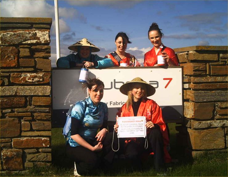 Photo: Elizabeth Hendry And Friends Raising Money For Her To Walk The Great Wall Of China